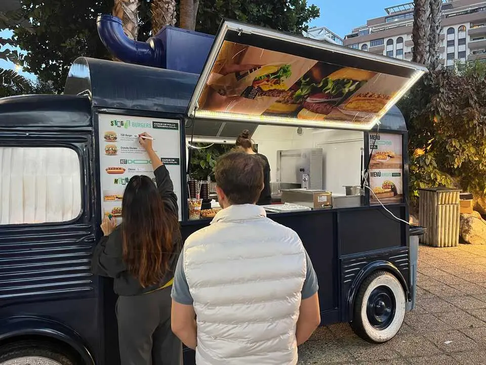 Food Truck 'Sabores del mundo'./ J.A. Gonz&aacute;lez