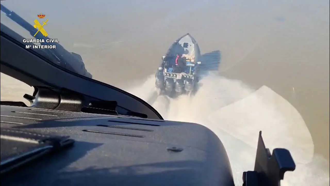 El helic&oacute;ptero del Cuerpo sobrevuela la zona mientras las patrulleras se aproximan / G.C.