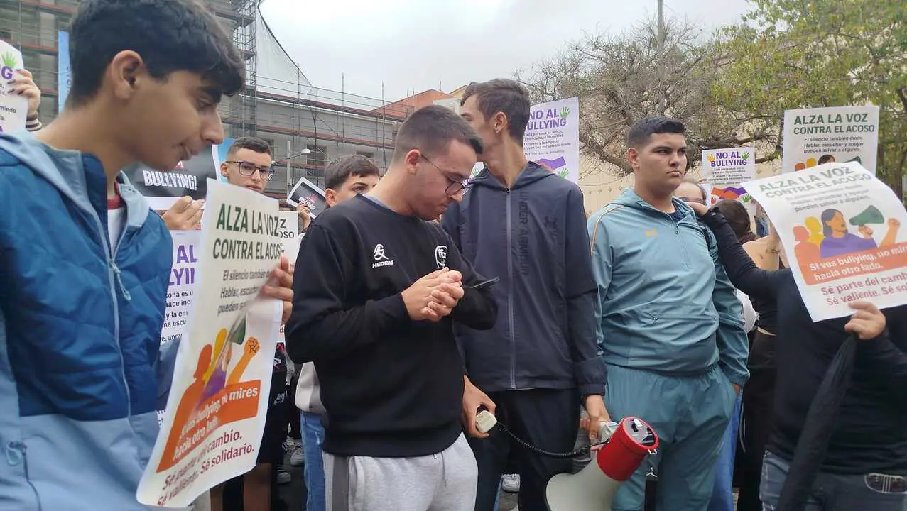 Concentraci&oacute;n del sindicato de estudiantes contra el acoso escolar, tras el suicidio de Sandra Pe&ntilde;a