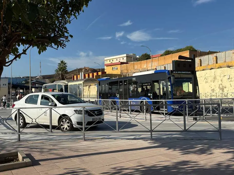 Parada de taxis de la frontera / M.Zapico