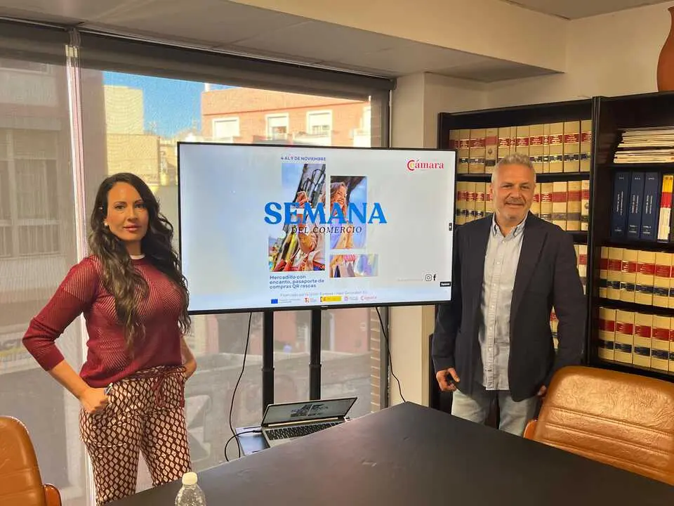 Pilar L&oacute;pez y Gustavo Lip&oacute;vez durante la presentaci&oacute;n de la Semana del Comercio./ J.A. Gonz&aacute;lez