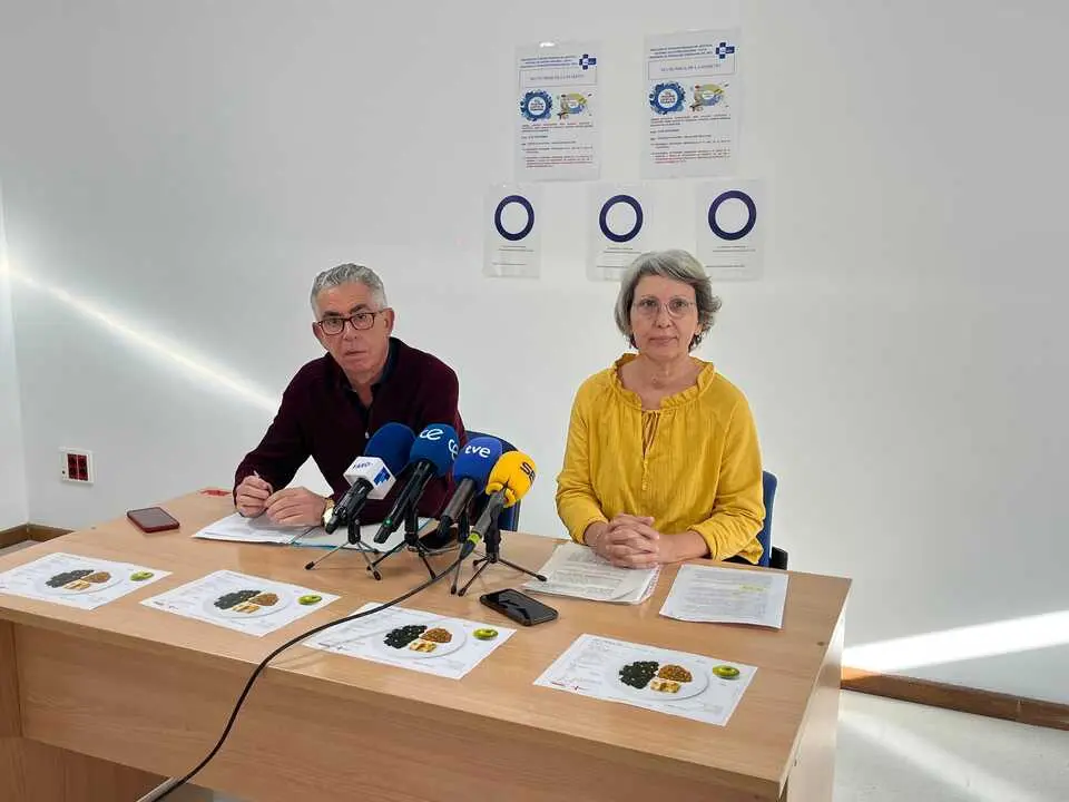 Juan Carlos Mata y Mari Carmen Ruiz durante la comparecencia, este viernes./ J.A. Gonz&aacute;lez