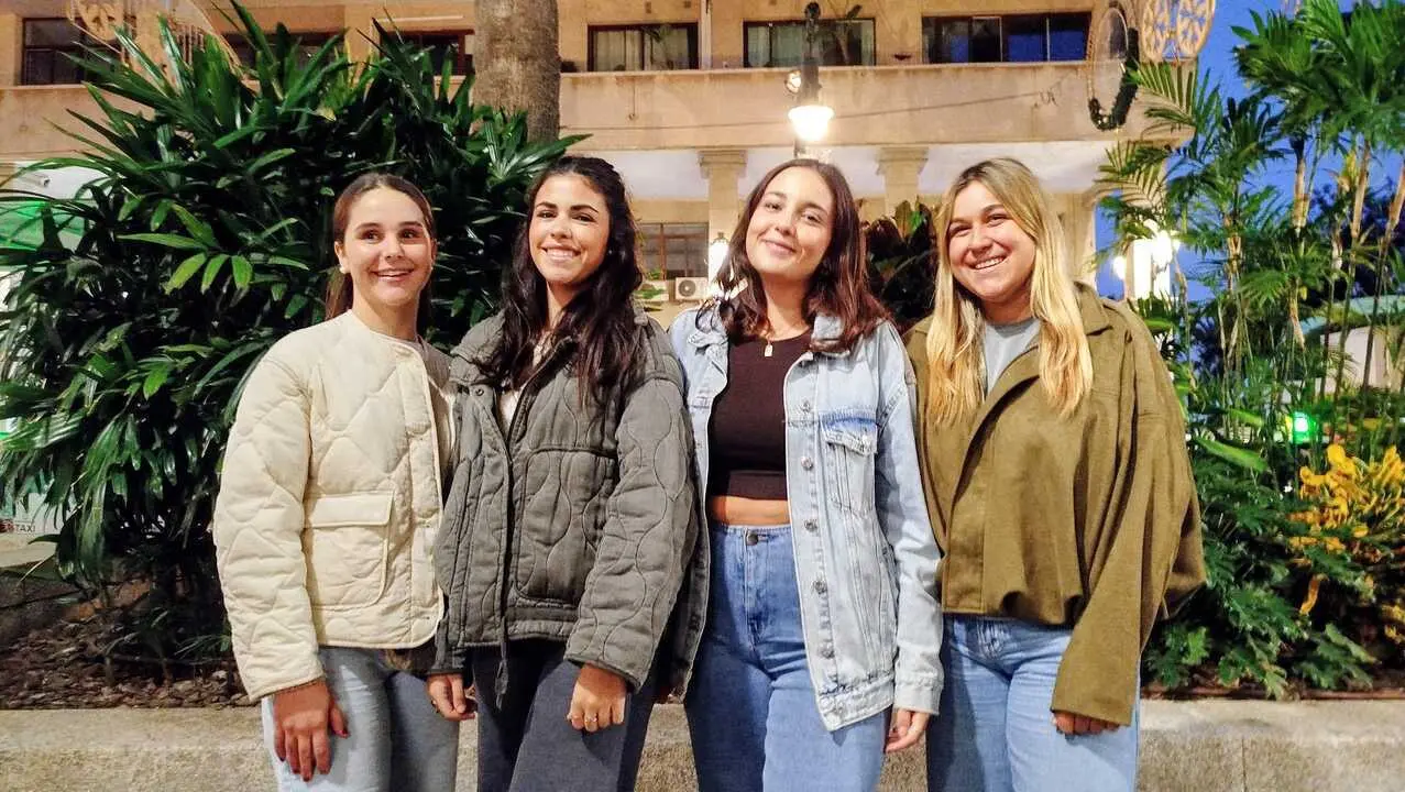 Marta, Claudia, Paula y Marta, alumnas de primero de Enfermer&iacute;a / S. I&ntilde;esta