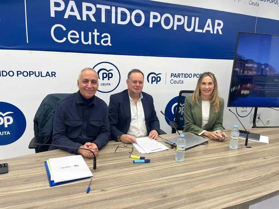 De izda. a derecha: Abdelhakim Abdeselam, Javier Celaya y Cristina D&iacute;az./ J.A. Gonz&aacute;lez