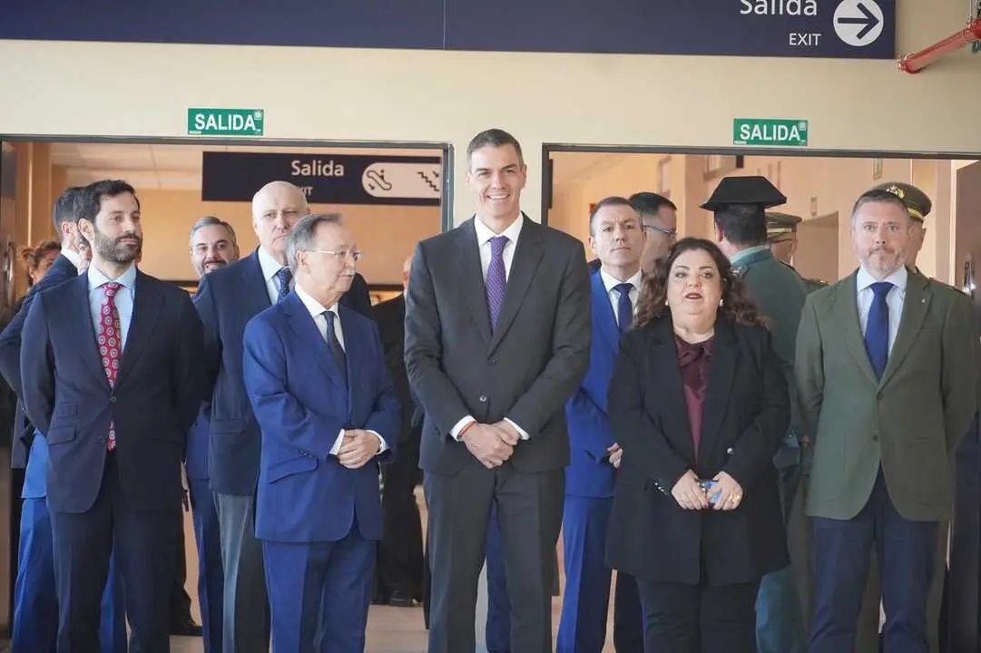 El presidente del Gobierno de Espa&ntilde;a, durante su visita a la nueva estaci&oacute;n mar&iacute;tima de Ceuta / M. Zapico
