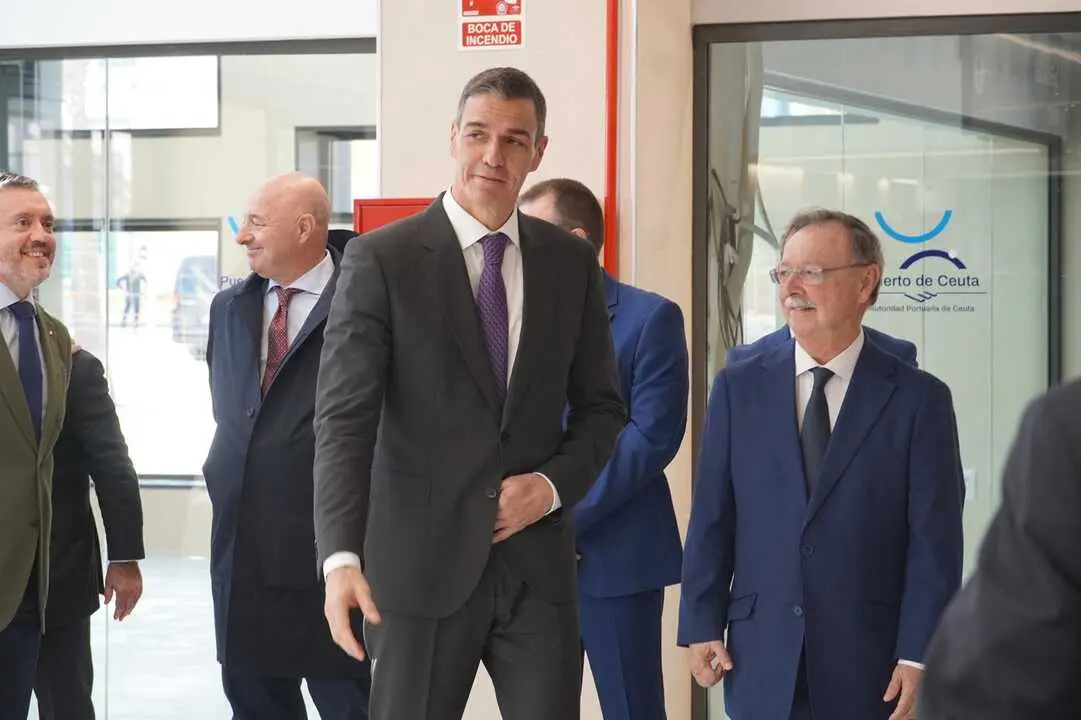 Visita de Pedro S&aacute;nchez a la nueva estaci&oacute;n mar&iacute;tima de Ceuta . Zapico