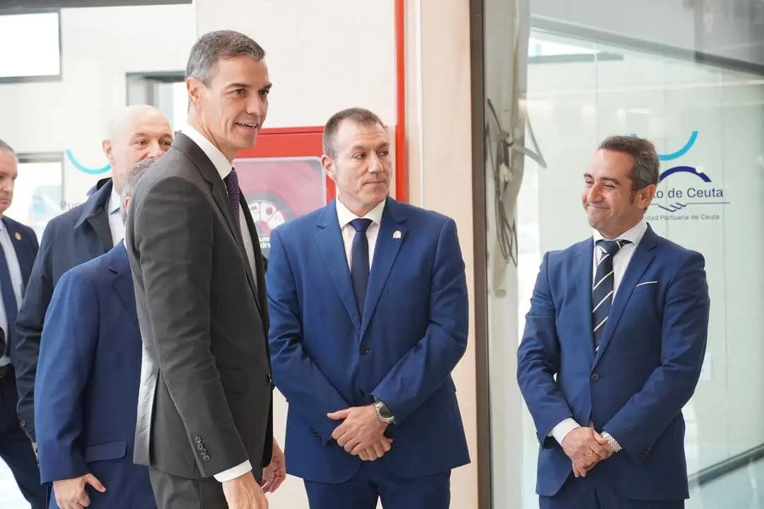 Visita de Pedro S&aacute;nchez a la nueva estaci&oacute;n mar&iacute;tima de Ceuta . Zapico
