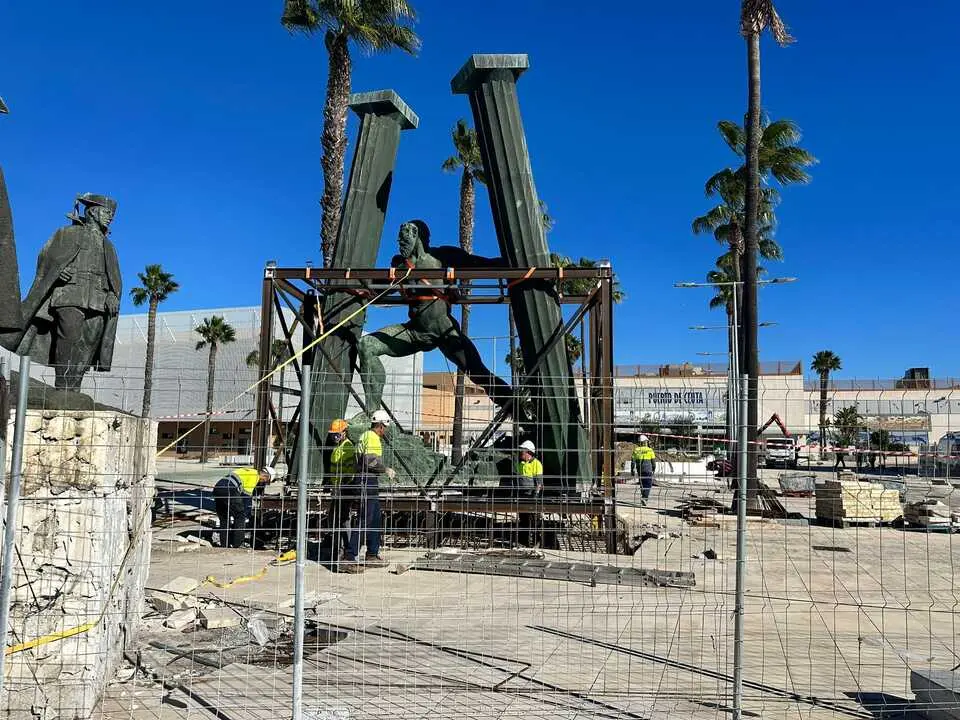 El H&eacute;rcules ya luce en la Estaci&oacute;n Mar&iacute;tima de Ceuta
