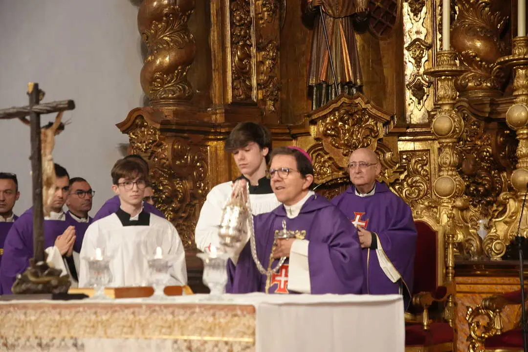 Ram&oacute;n Valdivia en su primera misa en la Iglesia de &Aacute;frica (18)