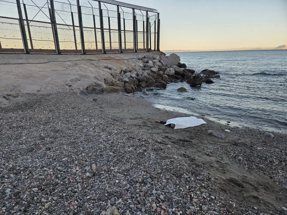 Cuerpo del &uacute;ltimo cad&aacute;ver encontrado en el rompeolas de Benz&uacute; el jueves pasado / Cedida
