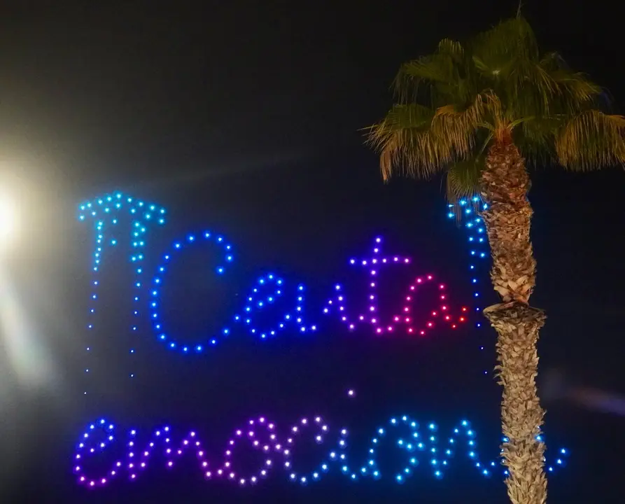 Espect&aacute;culo de luces con drones /M. Zapico
