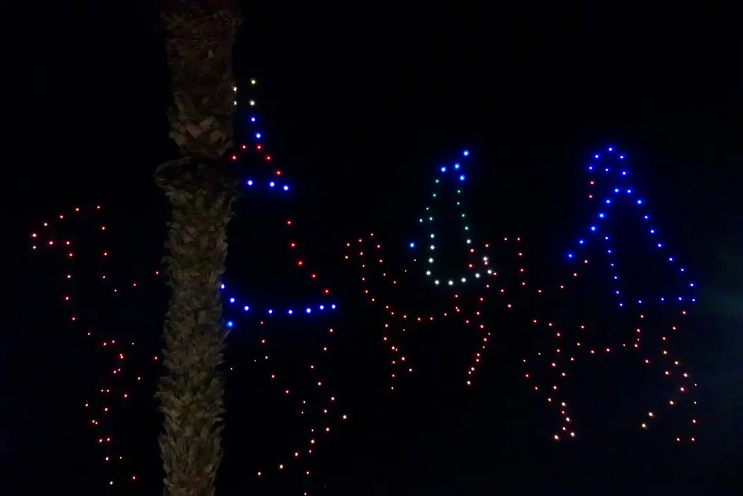 Espect&aacute;culo de luces con drones /M. Zapico