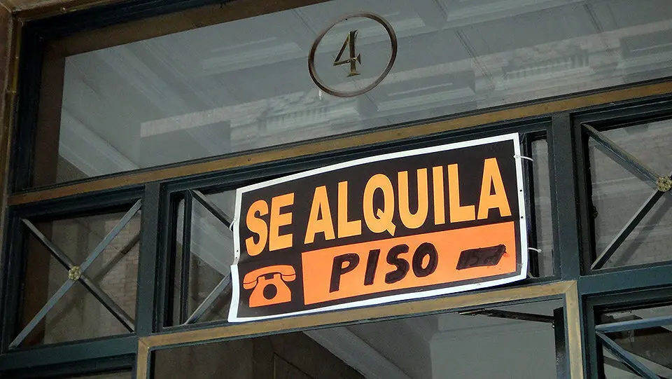  Cartel de "SE ALQUILA"./archivo 