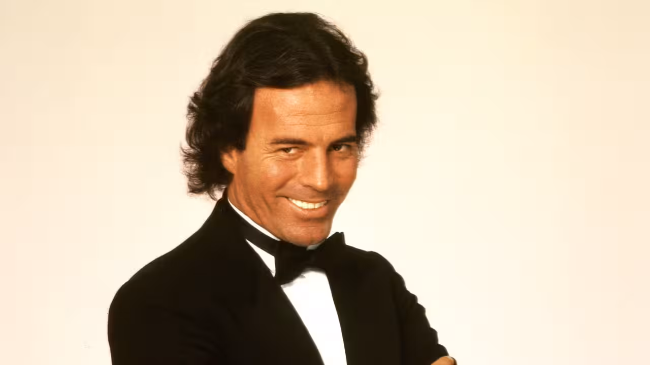 singer-julio-iglesias-poses-for-a-portrait-circa-1983-in-news-photo-1663845243.jpg
