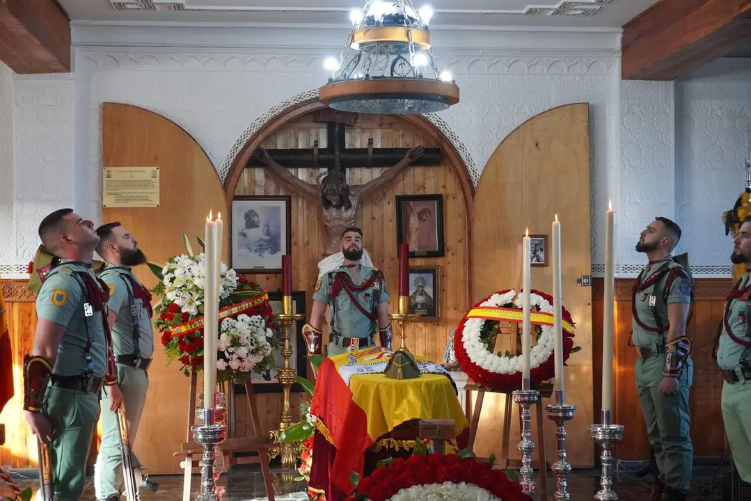 Capilla ardiente del capit&aacute;n &Aacute;lvaro Garc&iacute;a, instalada en el Sal&oacute;n de El Pr&iacute;ncipe, en Garc&iacute;a Aldave / M. Zapico