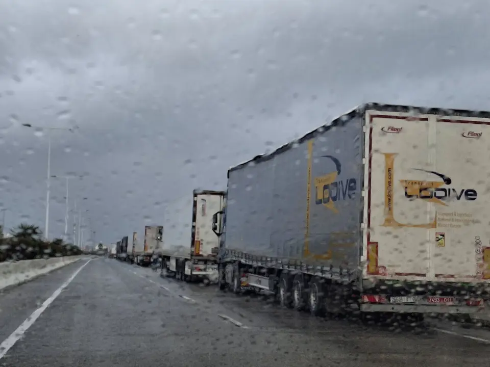 Camiones esperando para entrar en el Puerto de Algeciras