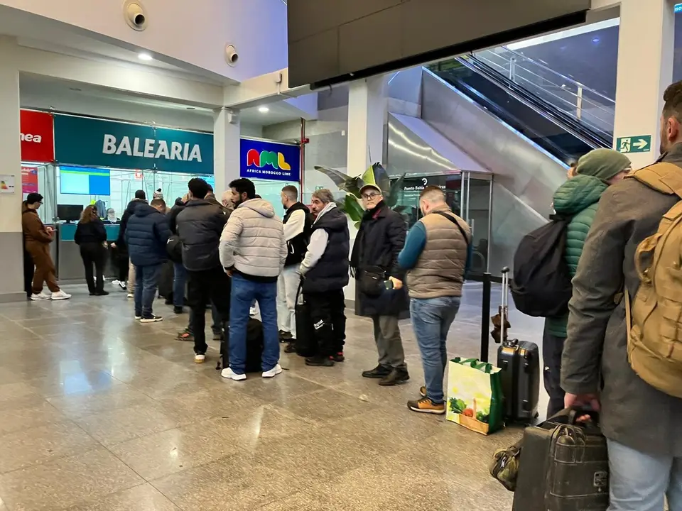 Cola en la estaci&oacute;n mar&iacute;tima del Puerto de Algeciras para sacar billete para el Passi&oacute; de las 18:30 / C. A.