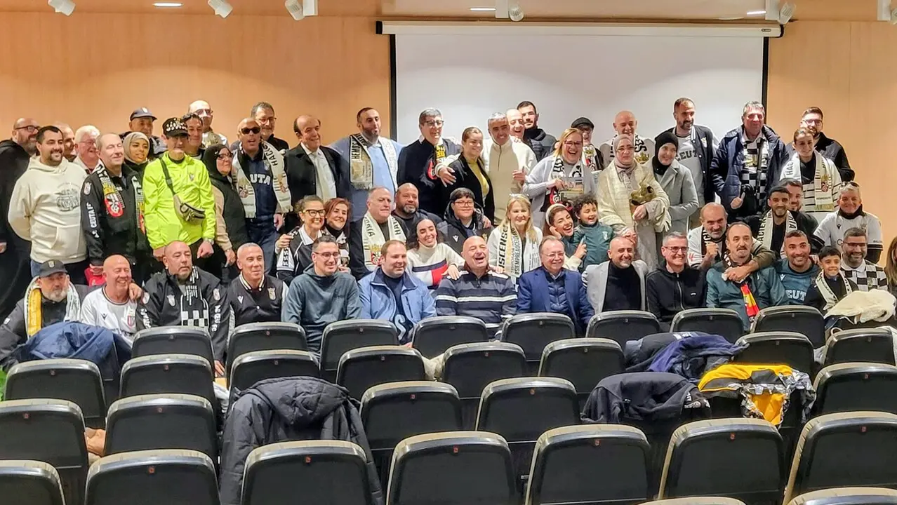Homenaje de la afici&oacute;n del Ceuta a Luhay Hamido en la Real Federaci&oacute;n de F&uacute;tbol
