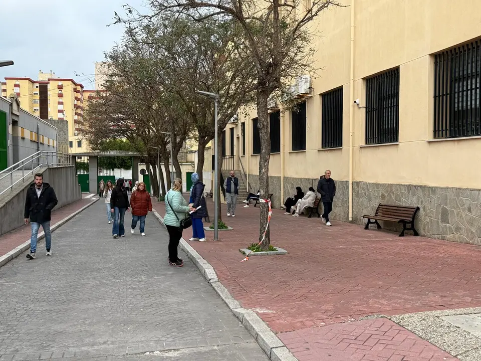 Opositores llegando al IES Siete Colinas para examinarse
