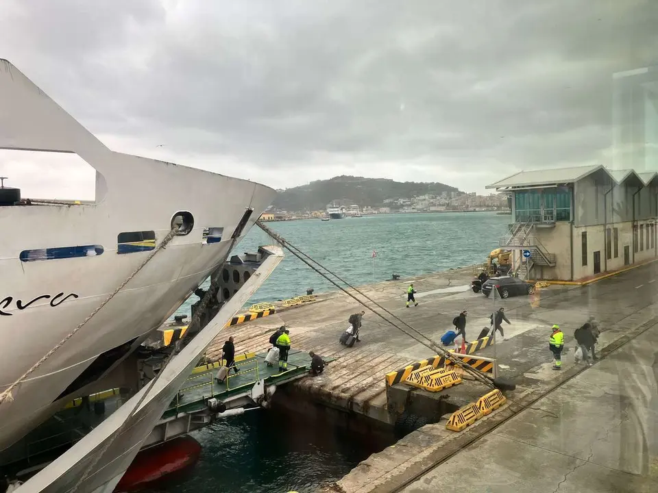 Pasajeros del Passi&oacute; per Formentera, desembarcando por la bodega