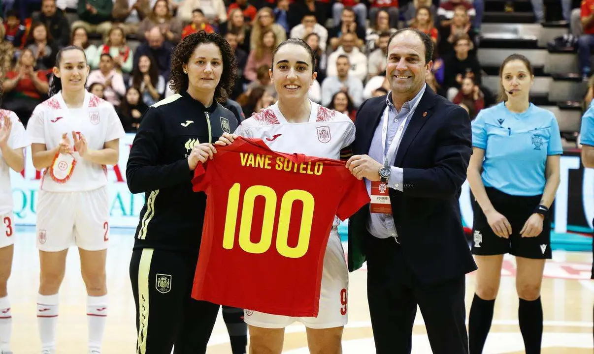 Chito, jefe de expedici&oacute;n con la selecci&oacute;n femenina de f&uacute;tbol sala en Portugal