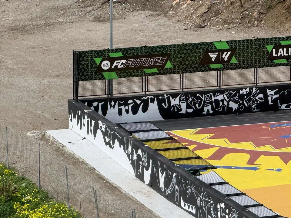 Se cae la valla de la nueva pista del Sarchal en Ceuta tras el temporal de viento / M. Zapico