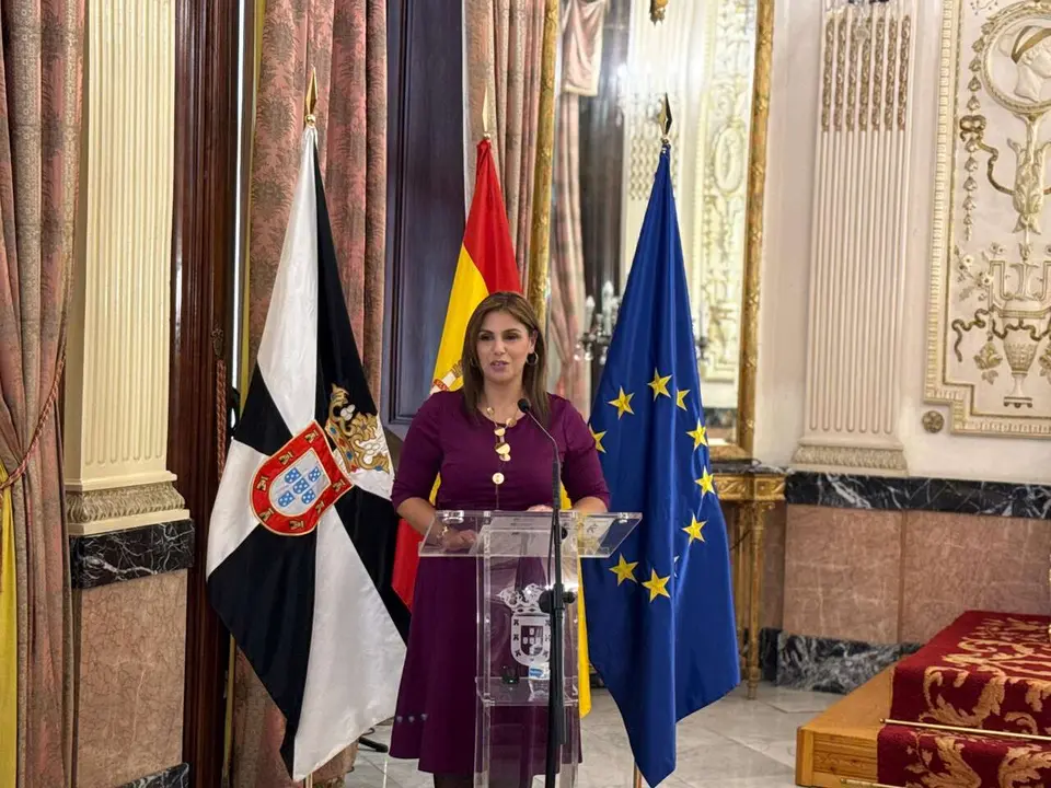 Nabila Benzina durante la bienvenida institucional./ J.A. Gonz&aacute;lez