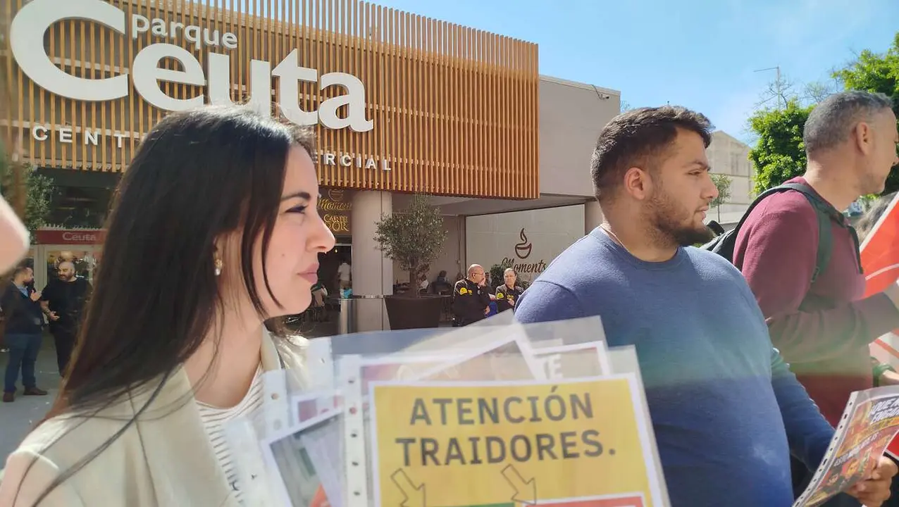 Concentraci&oacute;n de FeSMC-UGT en Parque Ceuta en contra del acuerdo en el sector del textil / S.I.
