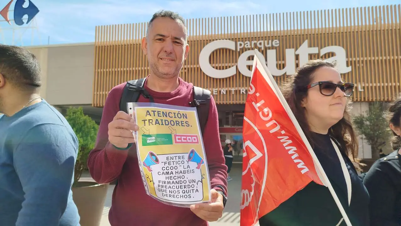 Concentraci&oacute;n de FeSMC-UGT en Parque Ceuta en contra del acuerdo en el sector del textil / S.I.