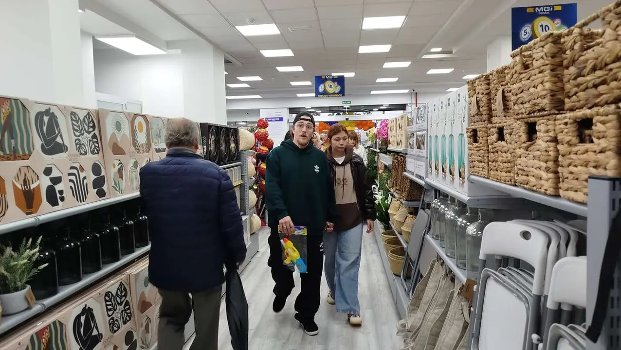 Inauguraci&oacute;n de la tienda en el puerto de MGI