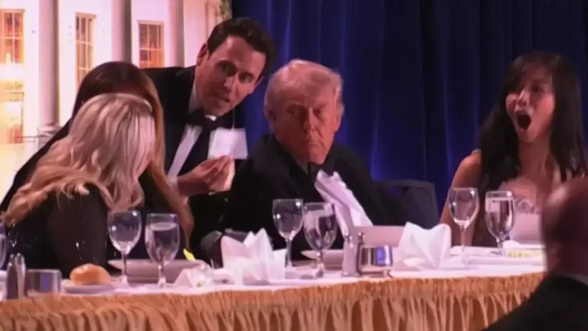 El momento en el que informan a Trump de que ser&aacute; evacuado