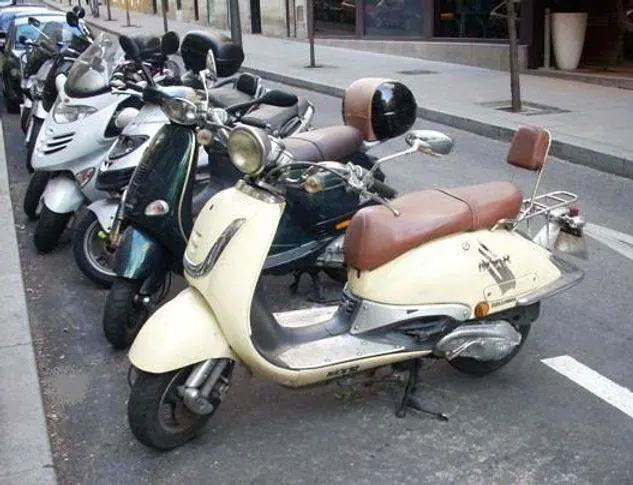 Aparcamiento de motocicletas / MDyC
