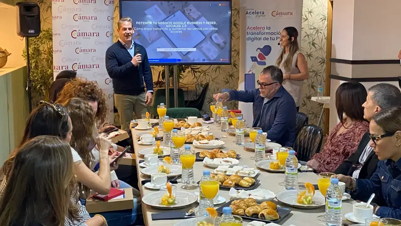  Karim Bulaix y Mar&iacute;a Badim&oacute;n en el desayuno tecnol&oacute;gico que han desarrollado este jueves. 