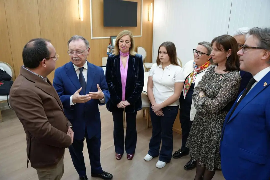 Recepci&oacute;n institucional de Juan Vivas a la delegaci&oacute;n de Padua por los actos de San Antonio