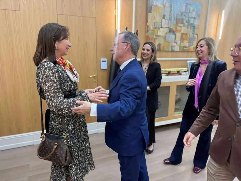 Recepci&oacute;n institucional de Juan Vivas a la delegaci&oacute;n de Padua por los actos de San Antonio