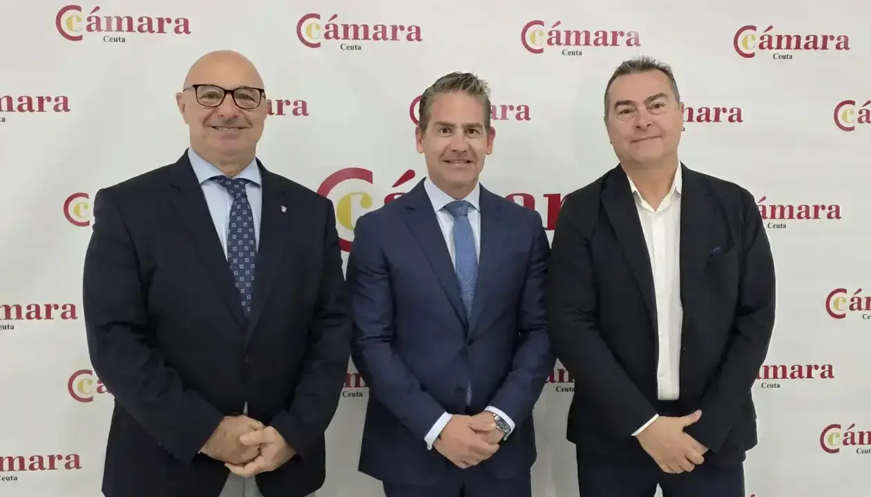  Nicola Cecchi, Karim Bulaix y Ambrosio Rodr&iacute;guez en la presentaci&oacute;n de Horizonte Ceuta./L. Ort&iacute;z 