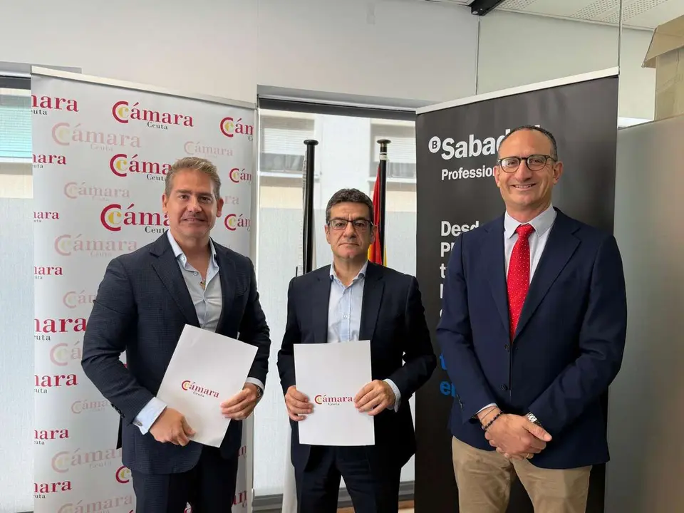 Karim Bulaix, Jes&uacute;s Saiz y Joaqu&iacute;n Halc&oacute;n tras la firma del convenio entre la C&aacute;mara de Comercio y Banco Sabadell