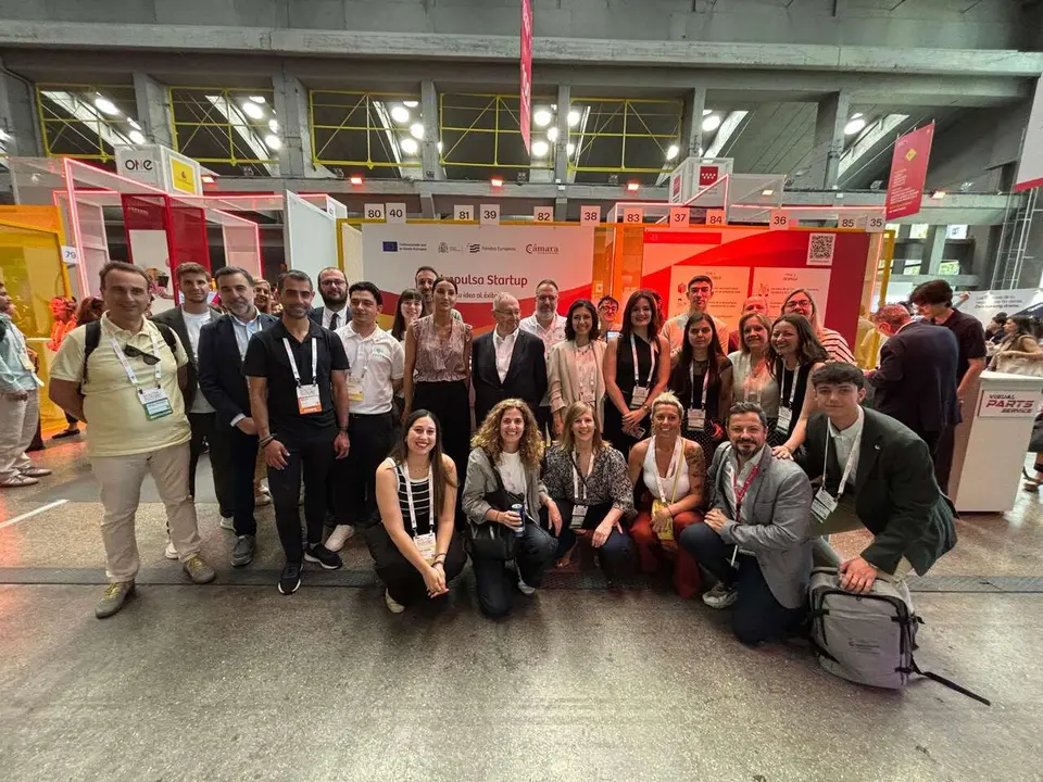 Jos&eacute; Luis Bonet con los emprendedores en el estand de CCE