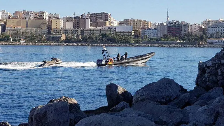 guardia civil remolca moto de agua