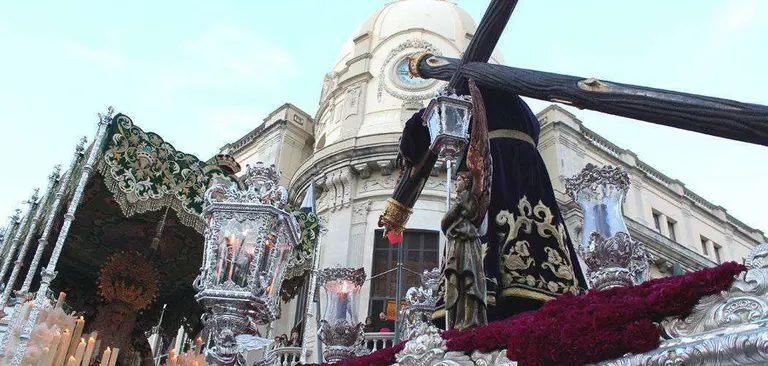 Las im&aacute;genes del Nazareno y la Esperanza, junto al Palacio de la Asamblea (C.A.)