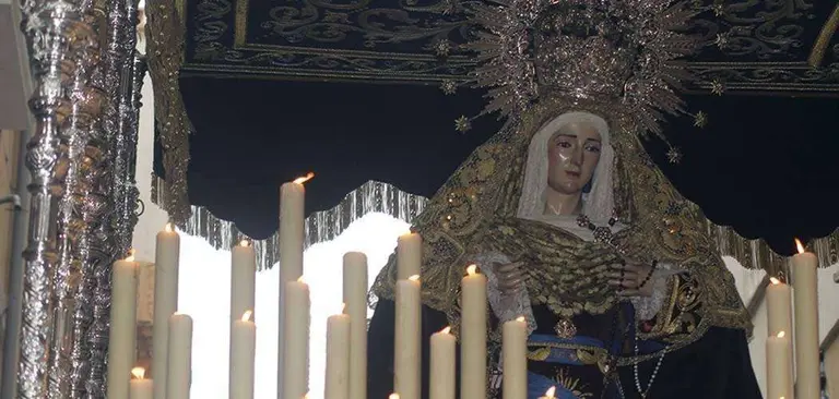 La Virgen de la Caridad, durante su desfile procesional (C.A.)