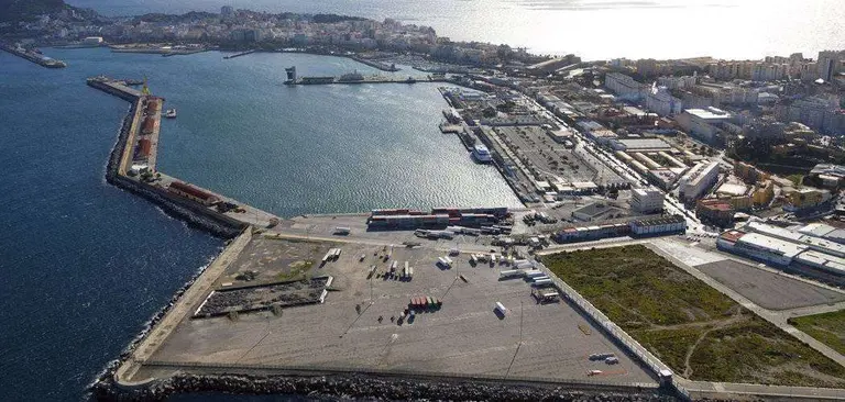 Vista a&eacute;rea del puerto de Ceuta (C.A.) PARA DENTRO