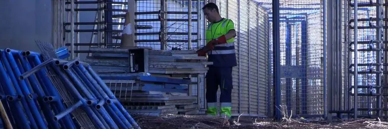 Un operario en las obras de El Tarajal