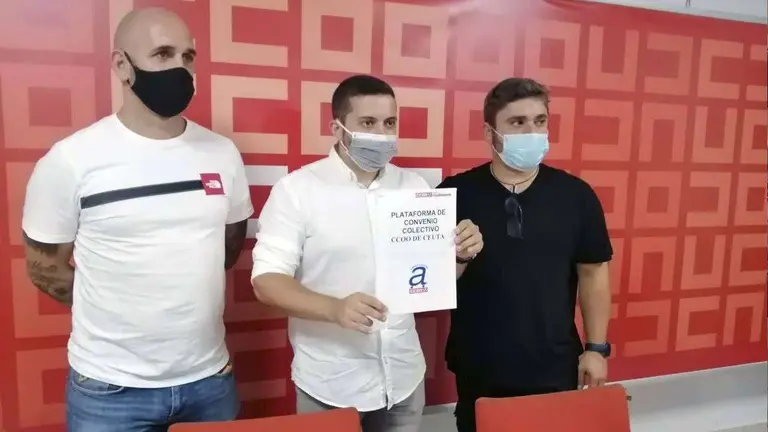 El secretario general de FSC-CCOO, Emilio Postigo, junto a los delegados del sindicato en Amgevicesa Rafael Hita y Javier Castro (C.A.)
