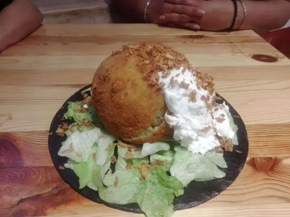 La Bola Capotera, una bomba de sabor con mucha tradici&oacute;n