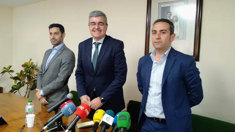Rafael Garc&iacute;a ha estado acompa&ntilde;ado por&nbsp; Rafael Pe&ntilde;alver, Jefe de la Divisi&oacute;n de Explotaci&oacute;n de la APC y Adolfo Orozco,&nbsp;director de la Autoridad Portuaria de Ceuta