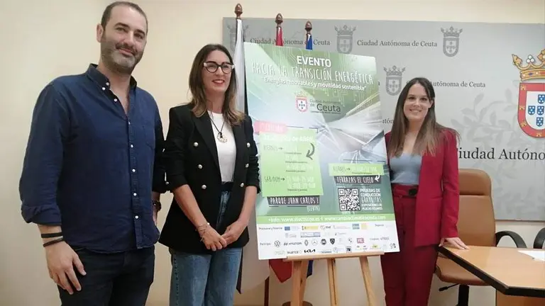 La directora general de Medio Ambiente, Carmen Gonz&aacute;lez (en el centro), tras la rueda de prensa de presentaci&oacute;n de la feria (C.A.)