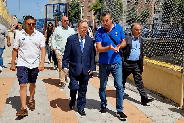  Juan Vivas ha recorrido la barriada de Parques de Ceuta en la ma&ntilde;ana de este martes 