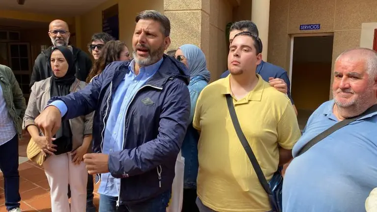 Mustafa con su equipo este lunes en el Polifuncional del Pr&iacute;ncipe. 