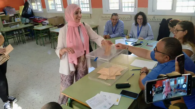 Fatima Hamed ejerce su derecho al voto en el CEIP Rosal&iacute;a de Castro (S.I.)